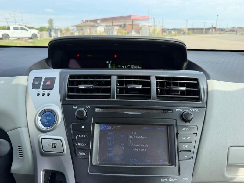 Toyota Prius V Vehicle Full-screen Gallery Image 12