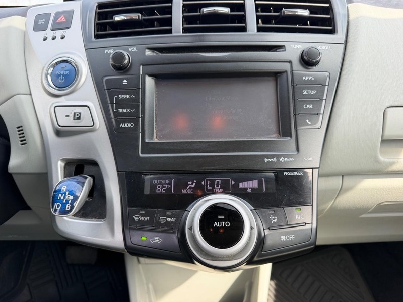 Toyota Prius V Vehicle Full-screen Gallery Image 13