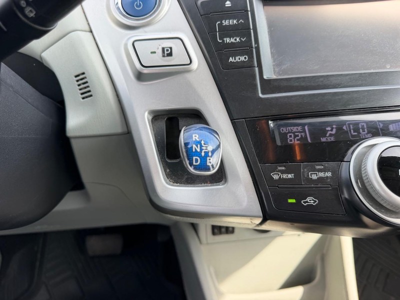 Toyota Prius V Vehicle Full-screen Gallery Image 14