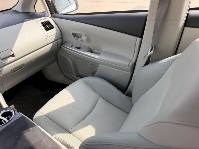 Toyota Prius V Vehicle Full-screen Gallery Image 15