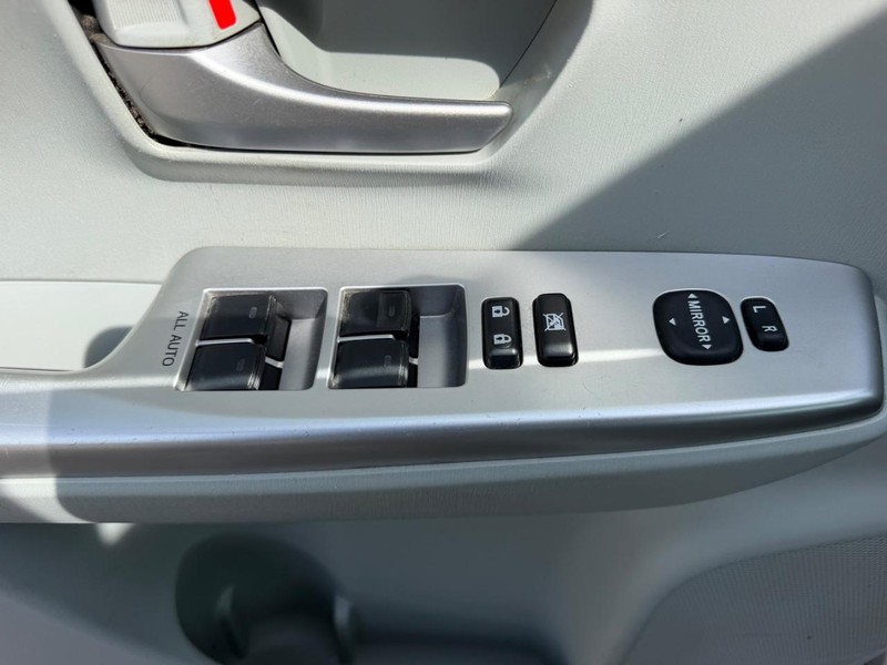 Toyota Prius V Vehicle Full-screen Gallery Image 16