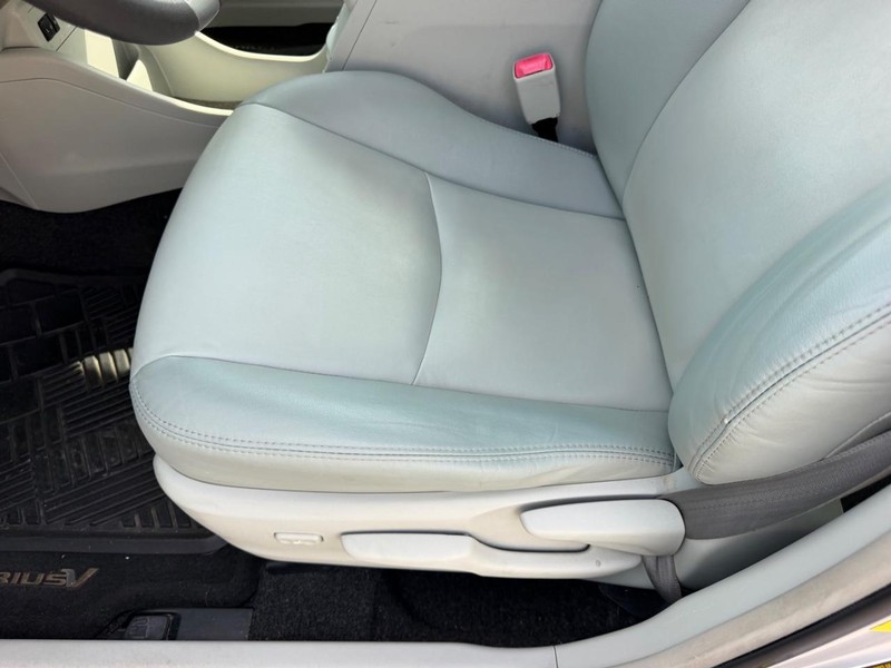 Toyota Prius V Vehicle Full-screen Gallery Image 17