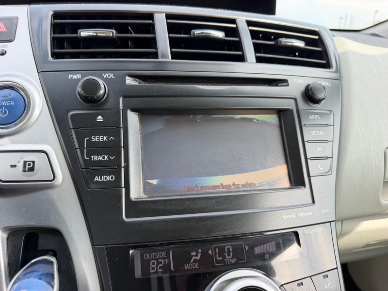 Toyota Prius V Vehicle Full-screen Gallery Image 19