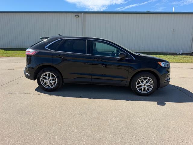 Ford Edge Vehicle Full-screen Gallery Image 2