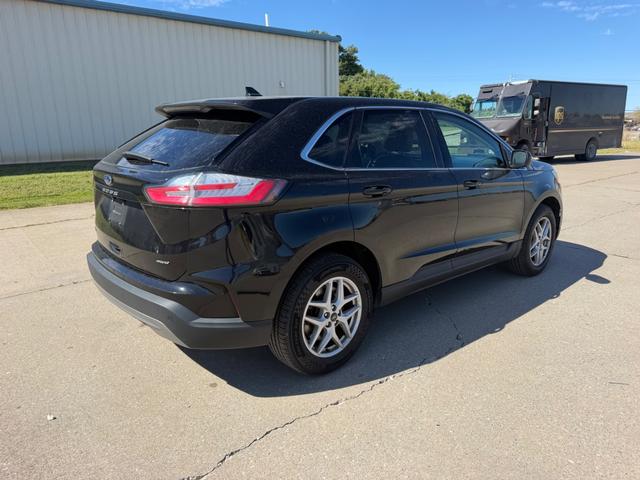 Ford Edge Vehicle Full-screen Gallery Image 3