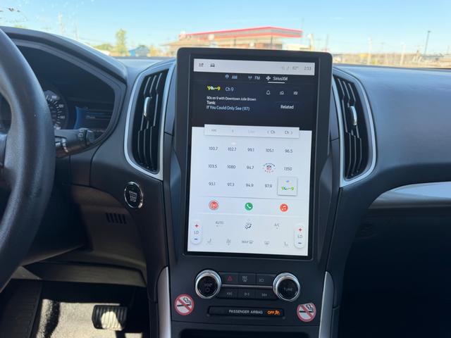 Ford Edge Vehicle Full-screen Gallery Image 12
