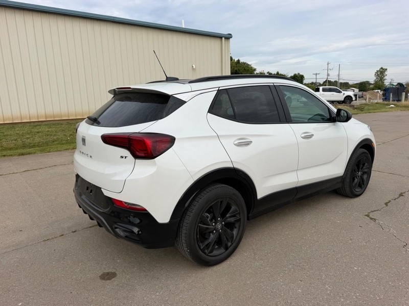 Buick Encore GX Vehicle Full-screen Gallery Image 03