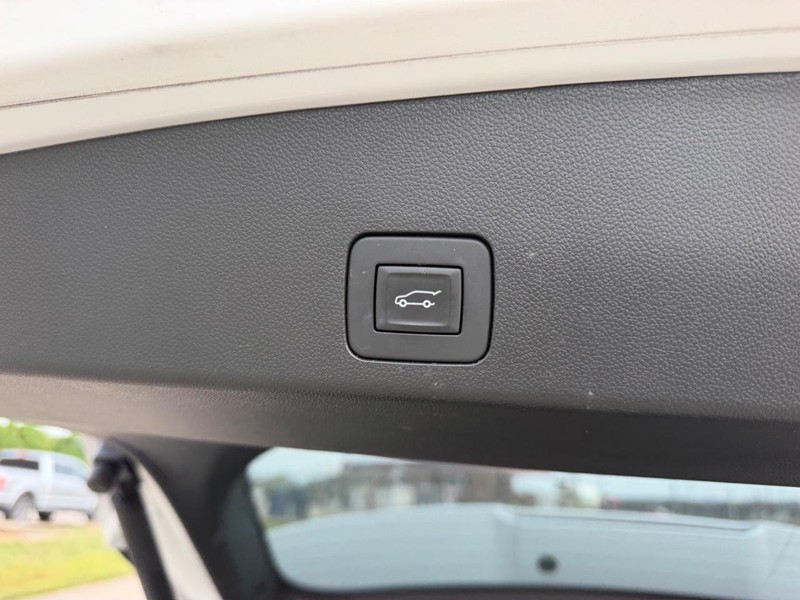 Buick Encore GX Vehicle Full-screen Gallery Image 06