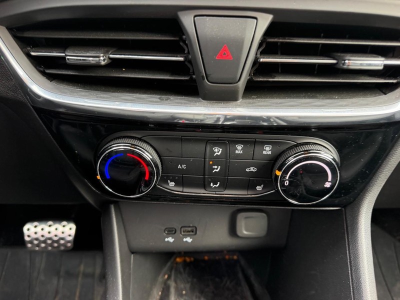Buick Encore GX Vehicle Full-screen Gallery Image 14