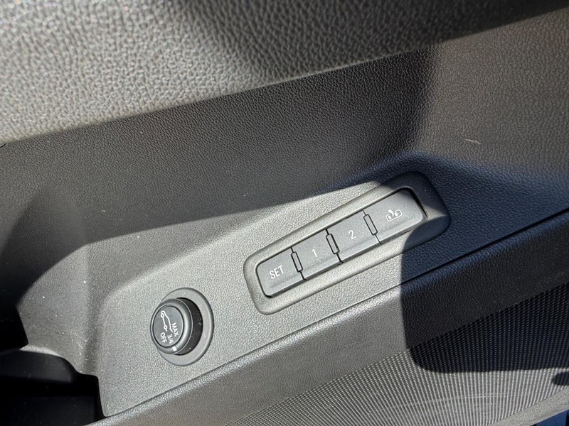 Chevrolet Equinox Vehicle Full-screen Gallery Image 19