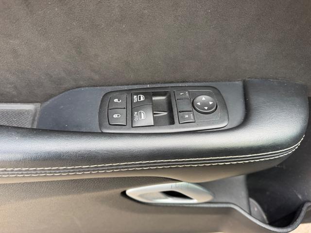 Dodge Challenger Vehicle Full-screen Gallery Image 16