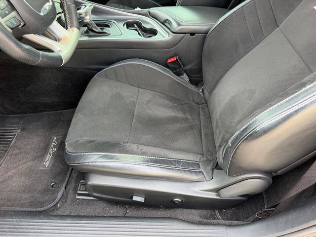 Dodge Challenger Vehicle Full-screen Gallery Image 17
