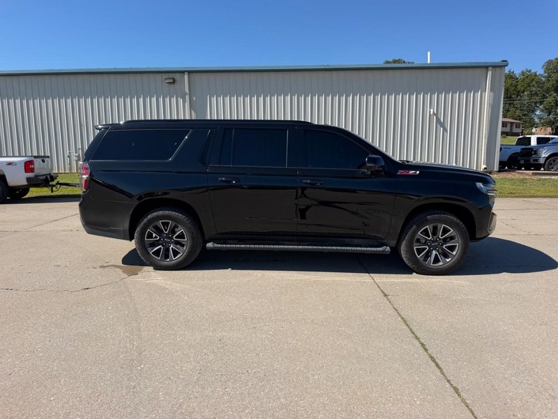 Chevrolet Suburban Vehicle Full-screen Gallery Image 02