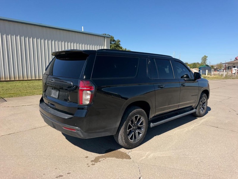 Chevrolet Suburban Vehicle Full-screen Gallery Image 03