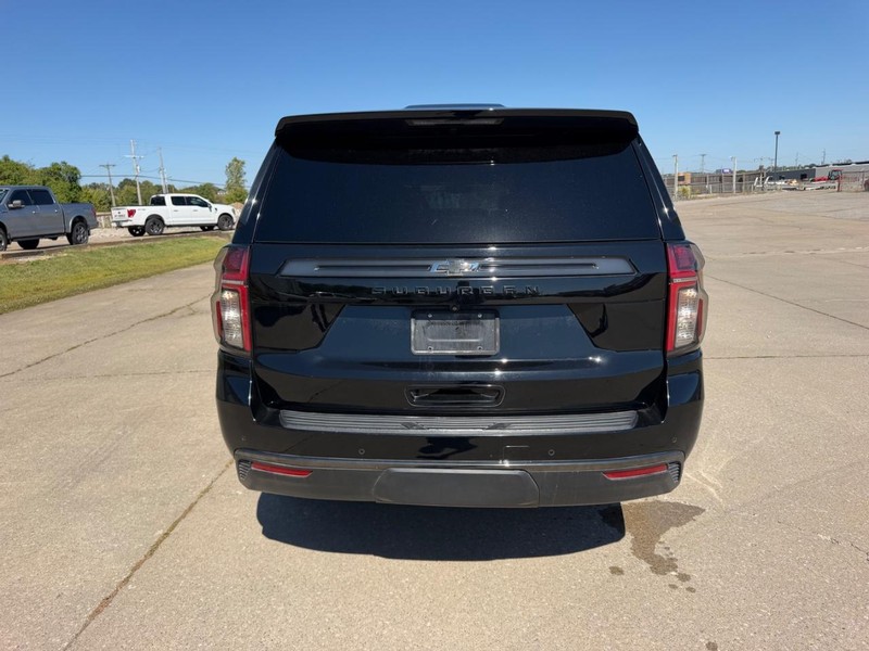 Chevrolet Suburban Vehicle Full-screen Gallery Image 04