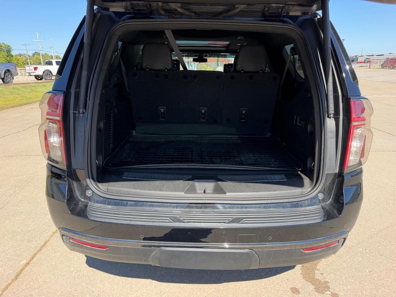 Chevrolet Suburban Vehicle Full-screen Gallery Image 05