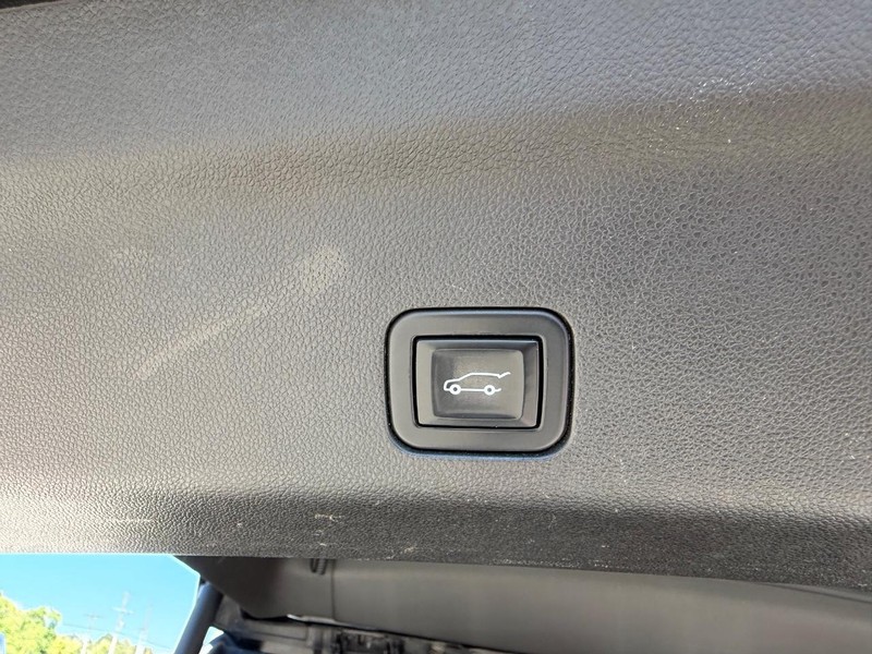 Chevrolet Suburban Vehicle Full-screen Gallery Image 06