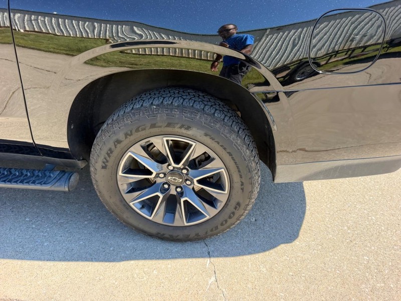 Chevrolet Suburban Vehicle Full-screen Gallery Image 07