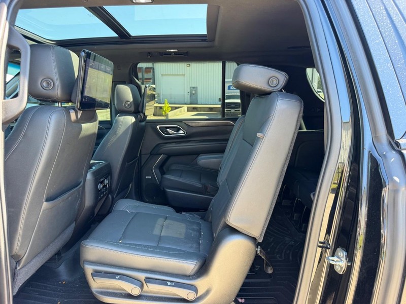 Chevrolet Suburban Vehicle Full-screen Gallery Image 09