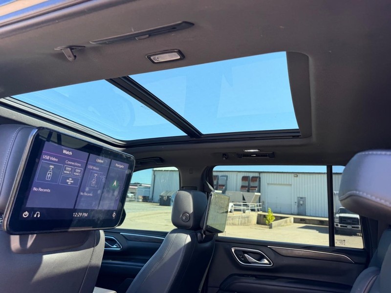 Chevrolet Suburban Vehicle Full-screen Gallery Image 11