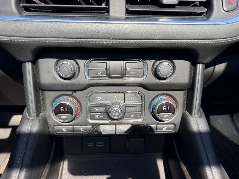 Chevrolet Suburban Vehicle Full-screen Gallery Image 18