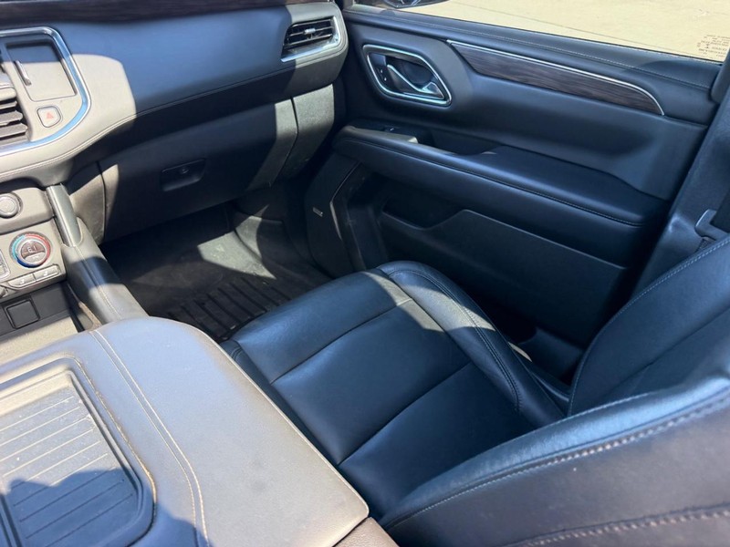 Chevrolet Suburban Vehicle Full-screen Gallery Image 20