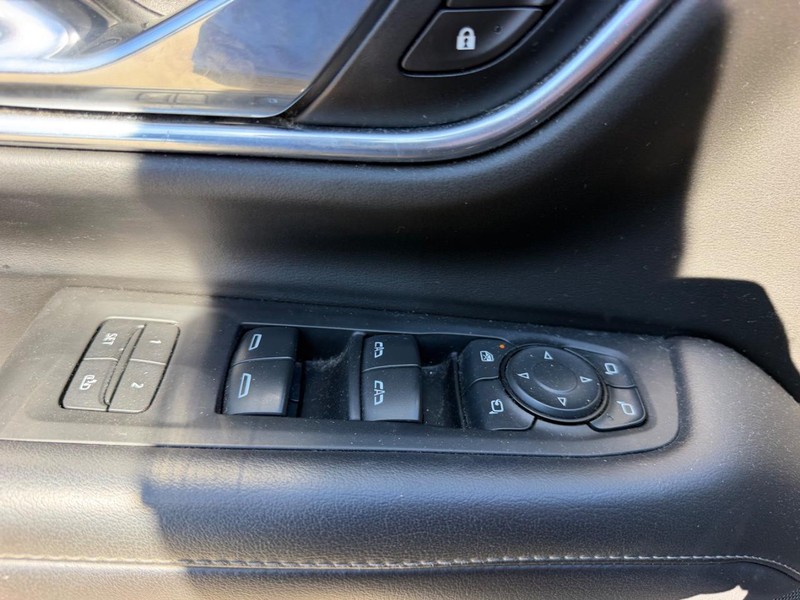 Chevrolet Suburban Vehicle Full-screen Gallery Image 21