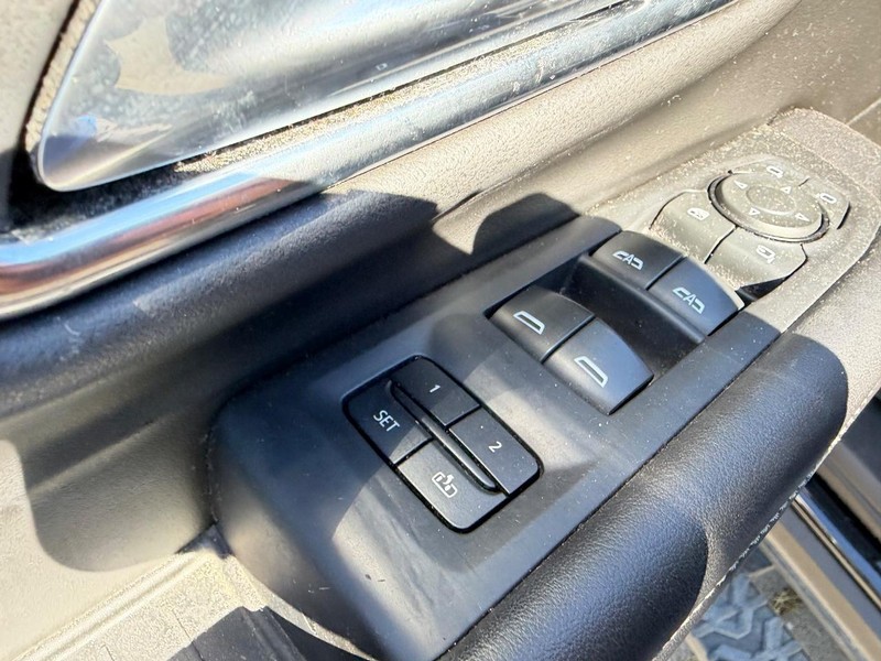 Chevrolet Suburban Vehicle Full-screen Gallery Image 22
