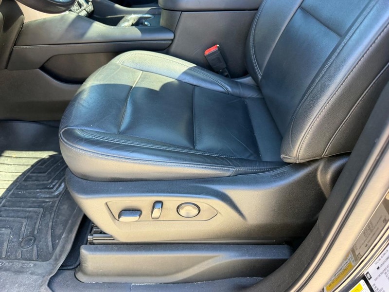 Chevrolet Suburban Vehicle Full-screen Gallery Image 23