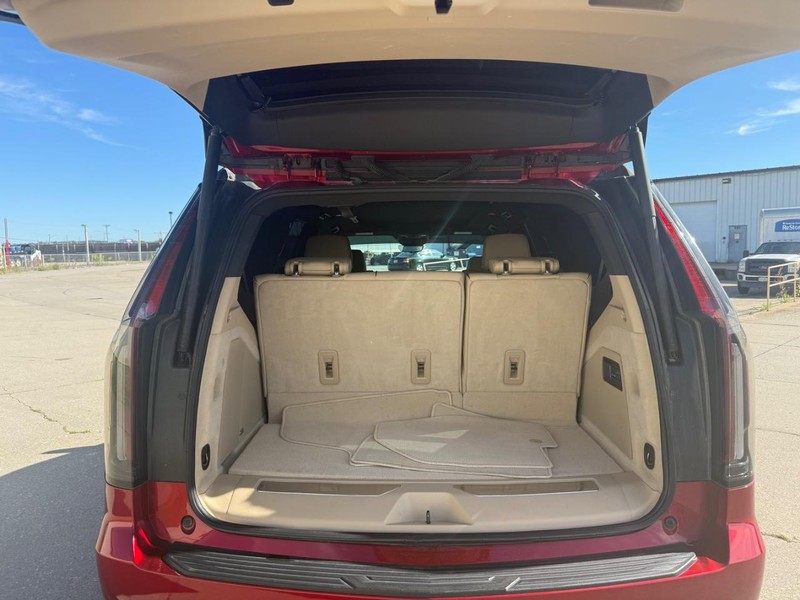 Cadillac Escalade Vehicle Full-screen Gallery Image 11