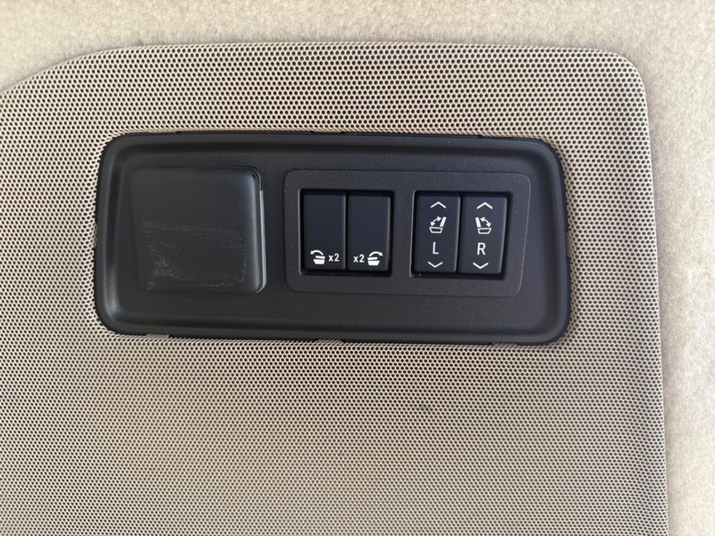 Cadillac Escalade Vehicle Full-screen Gallery Image 12