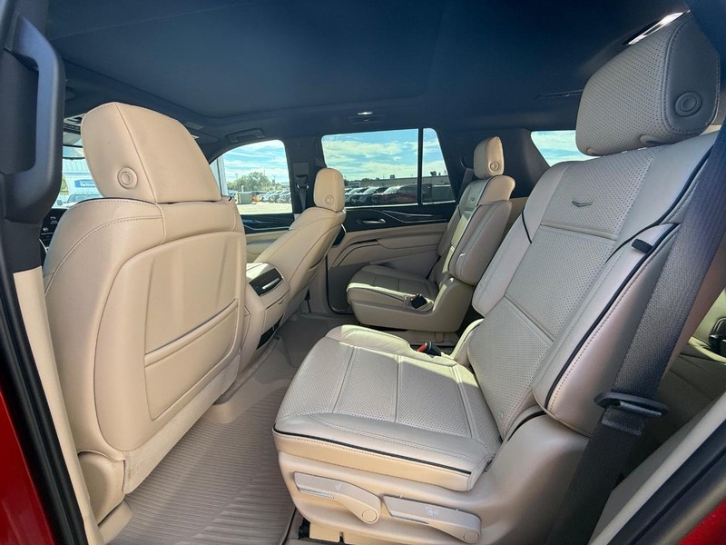 Cadillac Escalade Vehicle Full-screen Gallery Image 13
