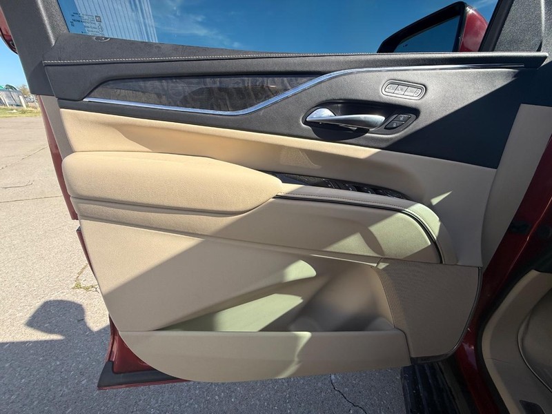 Cadillac Escalade Vehicle Full-screen Gallery Image 15