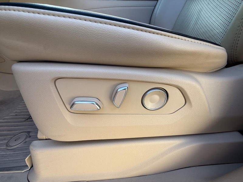 Cadillac Escalade Vehicle Full-screen Gallery Image 17