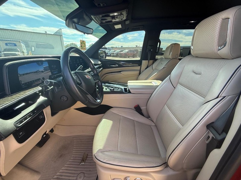 Cadillac Escalade Vehicle Full-screen Gallery Image 18