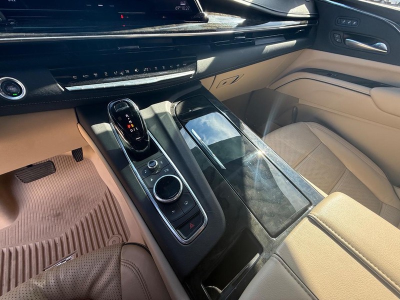 Cadillac Escalade Vehicle Full-screen Gallery Image 19