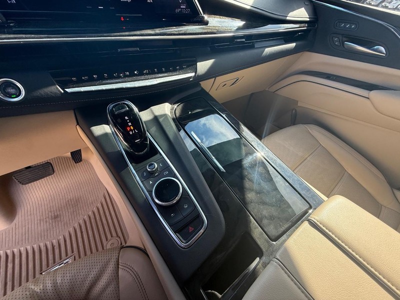 Cadillac Escalade Vehicle Full-screen Gallery Image 20