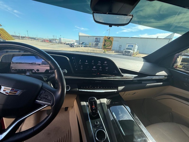 Cadillac Escalade Vehicle Full-screen Gallery Image 21