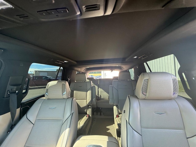 Cadillac Escalade Vehicle Full-screen Gallery Image 23