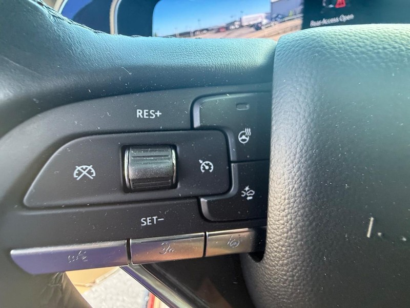 Cadillac Escalade Vehicle Full-screen Gallery Image 24