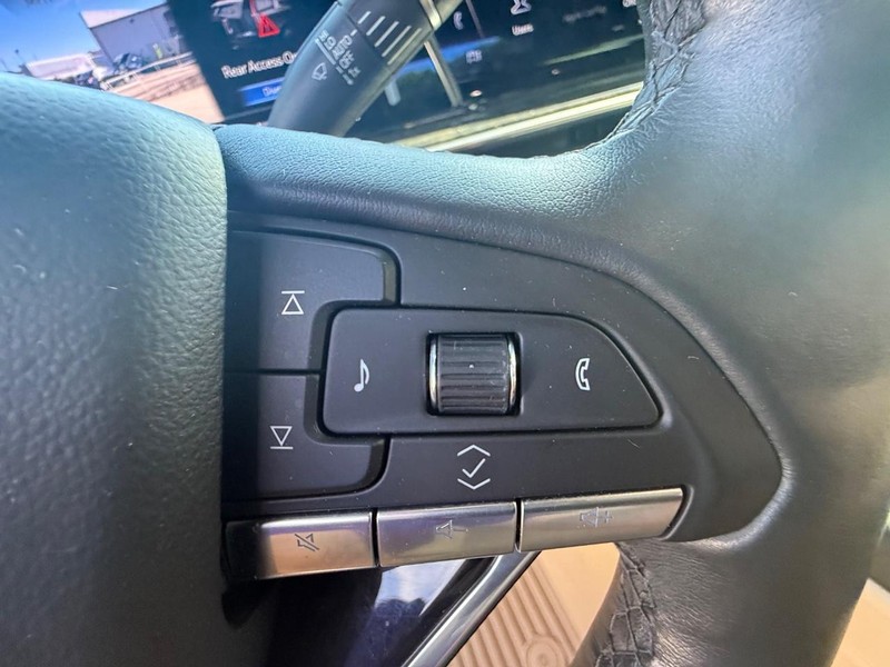 Cadillac Escalade Vehicle Full-screen Gallery Image 25