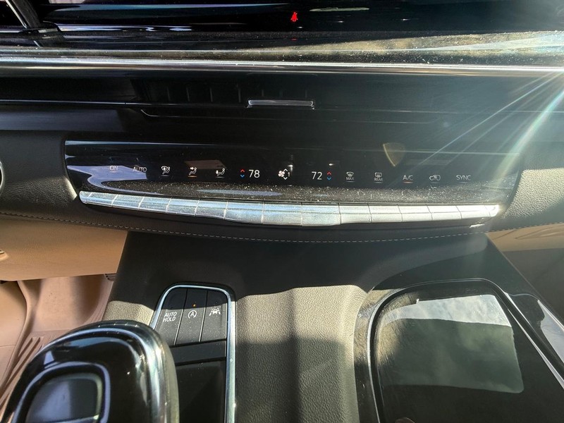 Cadillac Escalade Vehicle Full-screen Gallery Image 27