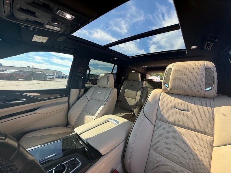 Cadillac Escalade Vehicle Full-screen Gallery Image 28