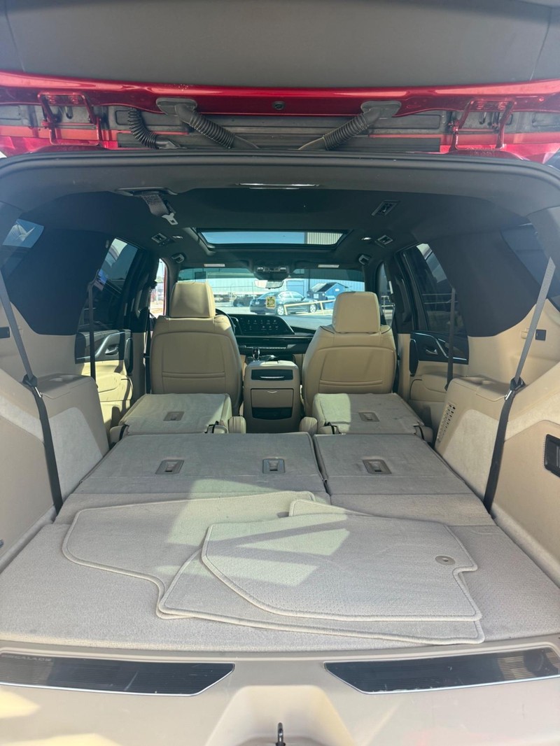 Cadillac Escalade Vehicle Full-screen Gallery Image 29