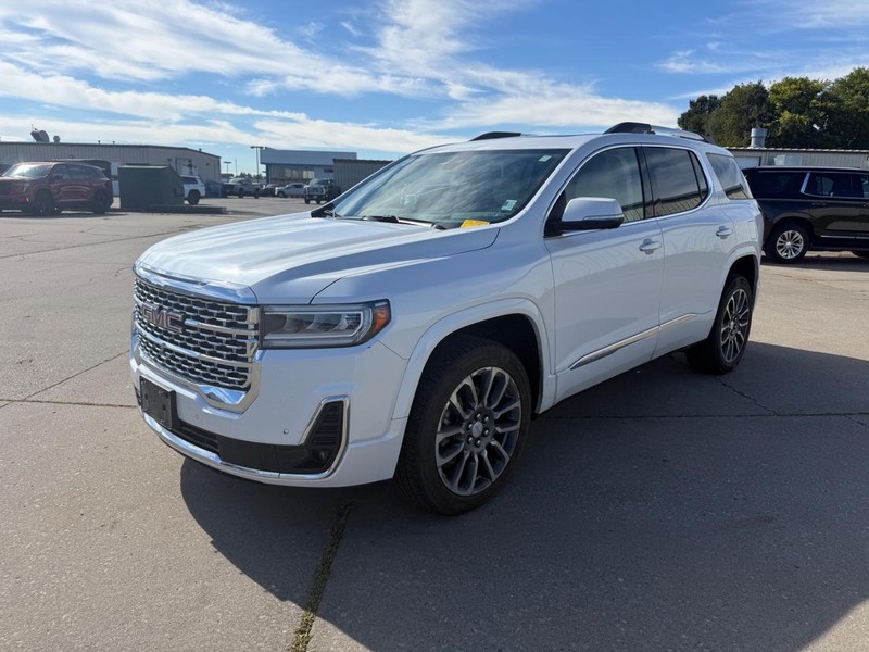 GMC Acadia Vehicle Full-screen Gallery Image 3