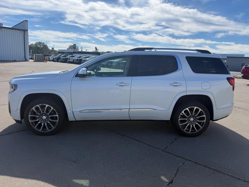 GMC Acadia Vehicle Full-screen Gallery Image 4
