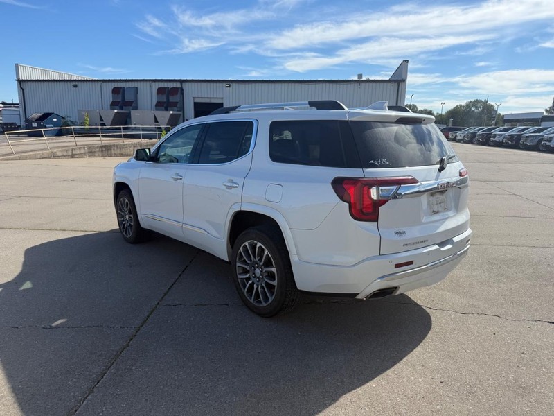 GMC Acadia Vehicle Full-screen Gallery Image 5