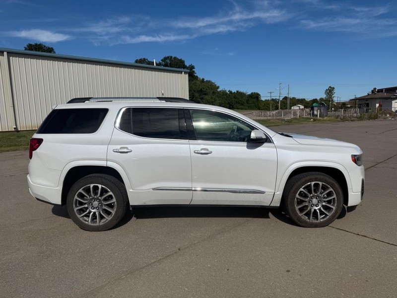 GMC Acadia Vehicle Full-screen Gallery Image 7
