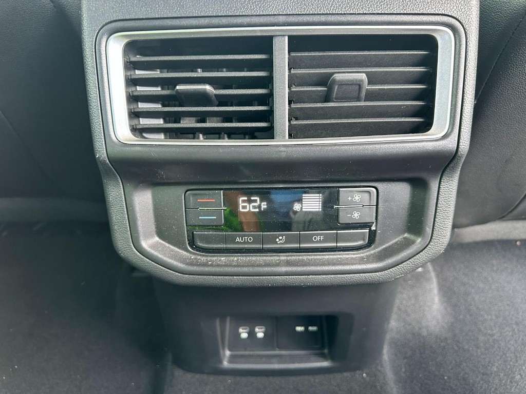 Volkswagen Atlas Vehicle Full-screen Gallery Image 12