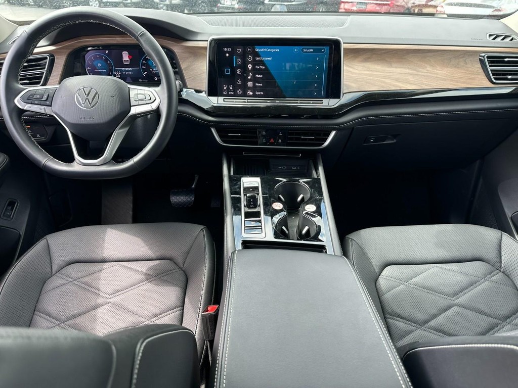 Volkswagen Atlas Vehicle Full-screen Gallery Image 13